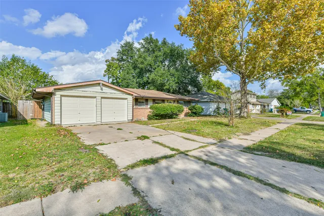 a view of a yard in front of a house
