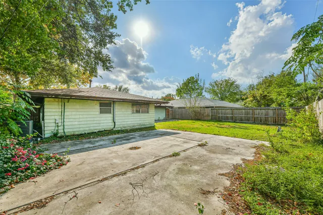 a view of a backyard