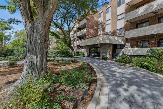 $330,000 | 9242 Gross Point Road, Unit 402, Skokie, IL 60077