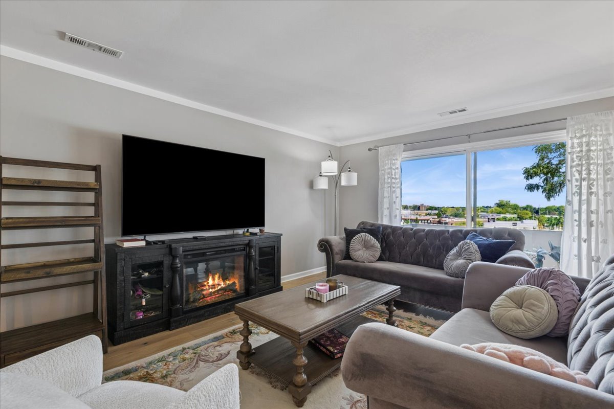 9242 Gross Point Road, Unit 402 Skokie, IL 60077 - Photo 4 of 22 Gallery Image 4