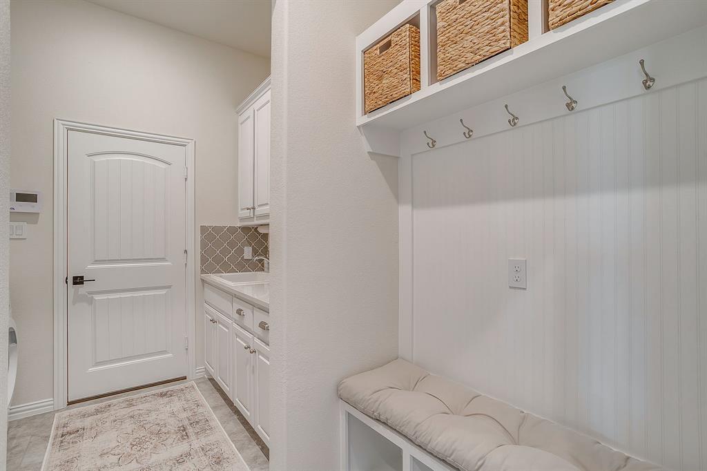 445 Guadalupe Lane Springtown, TX 76082 - Photo 8 of 40 Mudroom with sink