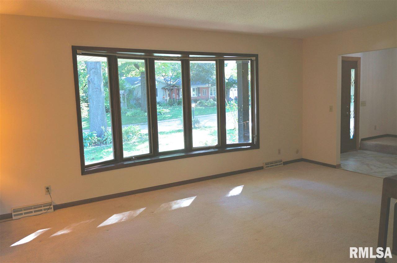 5024 Coachman Road Bettendorf, IA 52722 - Photo 4 of 24