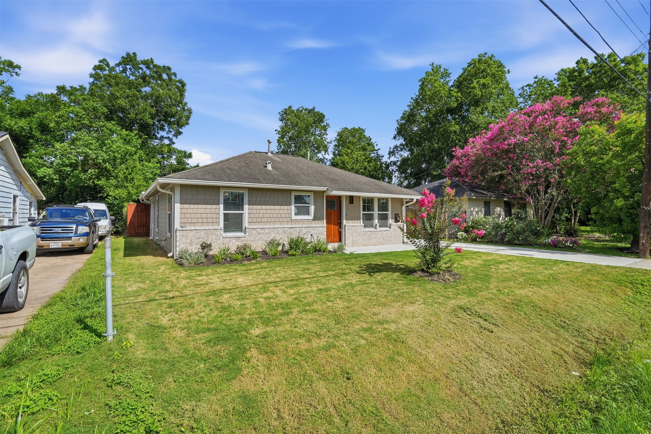 6518 Paris Street Houston, TX 77021 - Photo 3 of 23 a front view of a house with garden