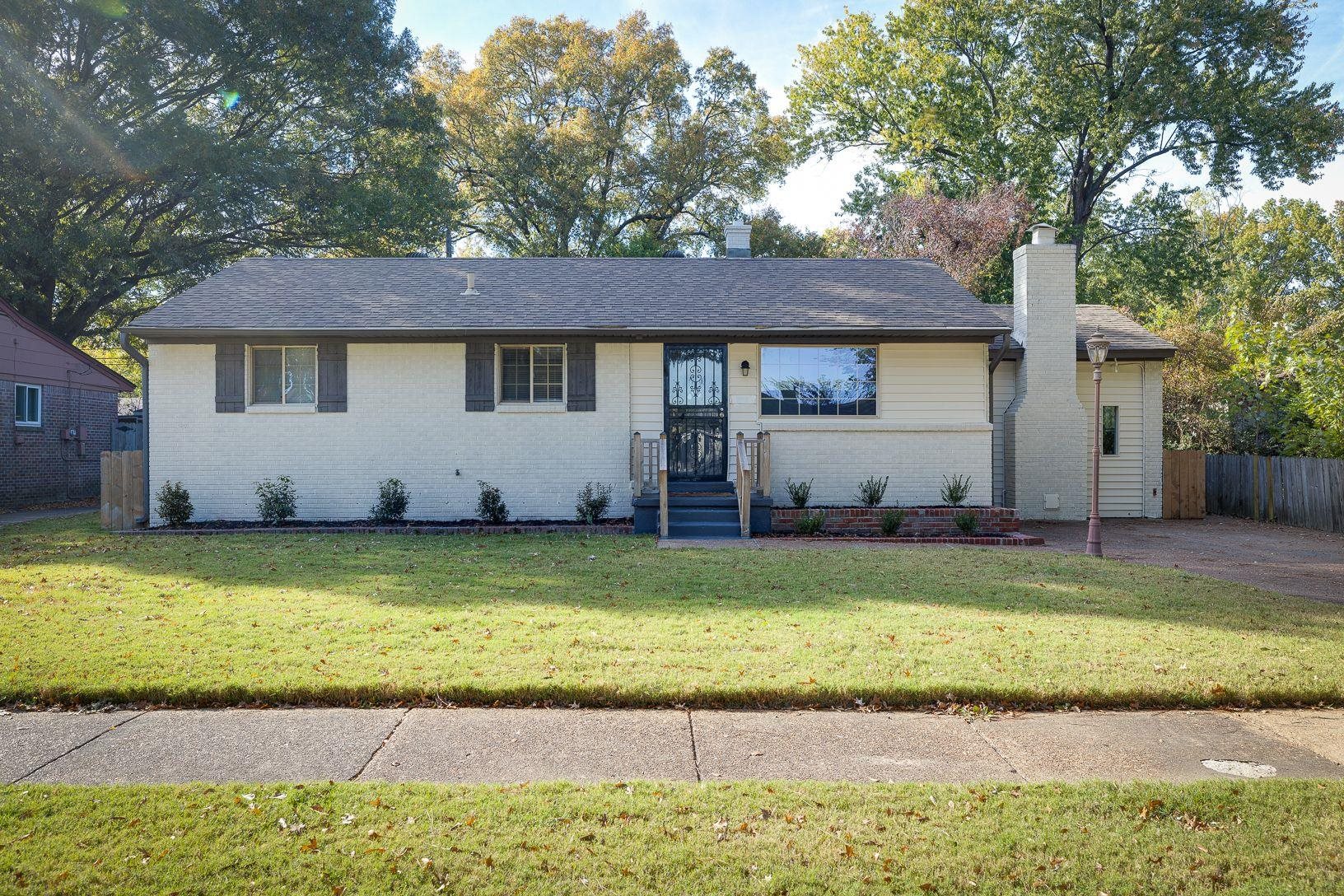 a view of a house with a backyard