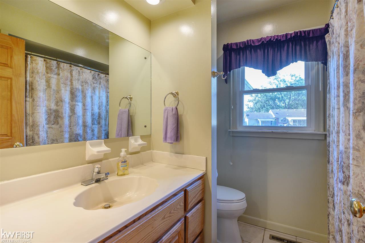1352 Williamsburg Road Flint, MI 48507 - Photo 22 of 29 50021419-21.JPG