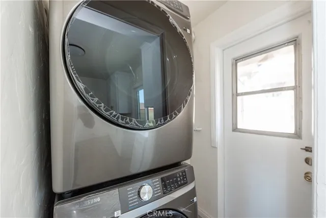a view of a livingroom with washer and dryer