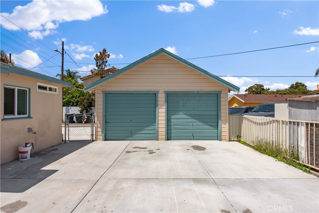 8713 Alondra Boulevard Paramount, CA 90723 - Photo 36 of 41 a backyard of a house
