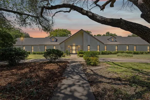 $515,000 | 1204 West Westhill Drive, Cleburne, TX 76033