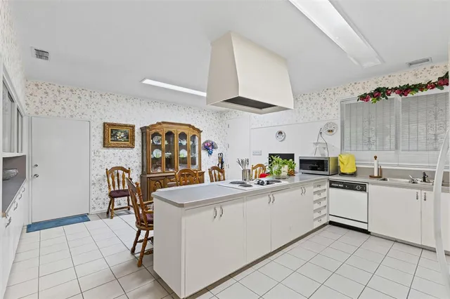 $515,000 | 1204 West Westhill Drive, Cleburne, TX 76033