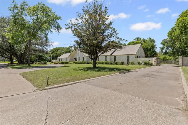 $515,000 | 1204 West Westhill Drive, Cleburne, TX 76033