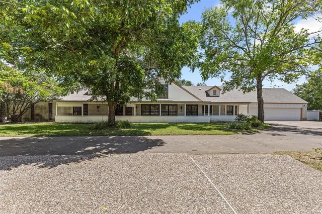 $515,000 | 1204 West Westhill Drive, Cleburne, TX 76033