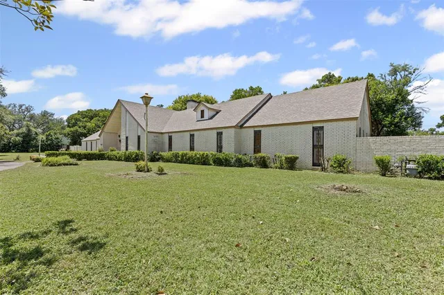 $515,000 | 1204 West Westhill Drive, Cleburne, TX 76033