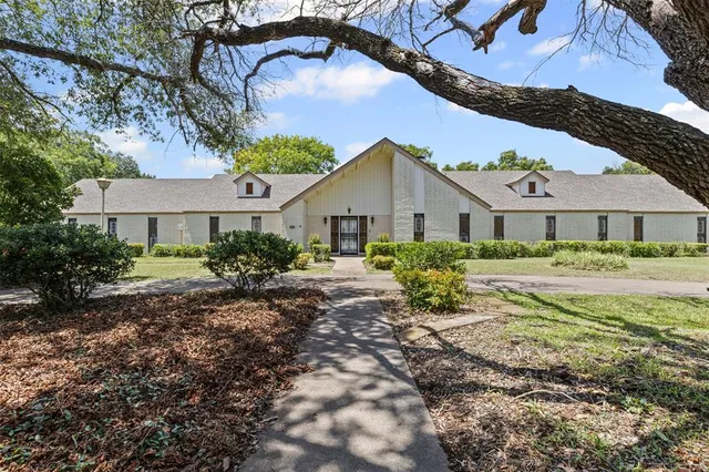 $515,000 | 1204 West Westhill Drive, Cleburne, TX 76033