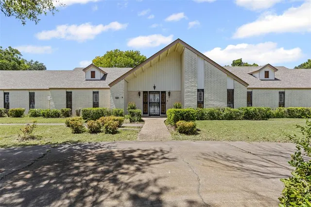 $515,000 | 1204 West Westhill Drive, Cleburne, TX 76033