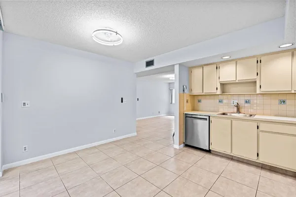 $2,000 | 5310 Las Verdes Circle, Unit 106, Delray Beach, FL 33484