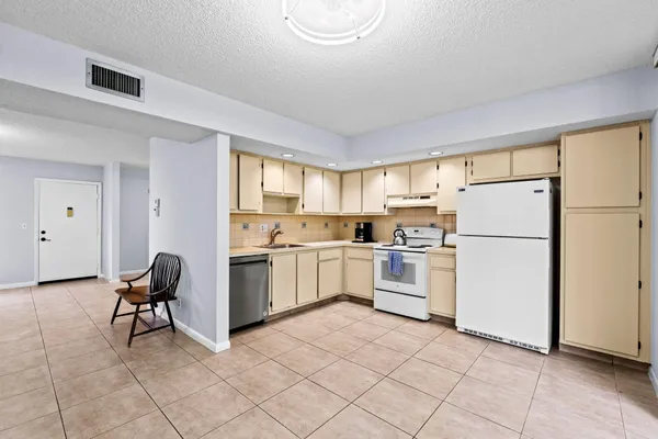 $2,000 | 5310 Las Verdes Circle, Unit 106, Delray Beach, FL 33484