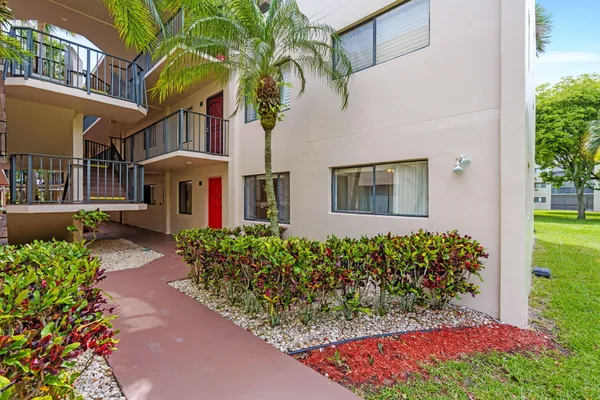 $2,000 | 5310 Las Verdes Circle, Unit 106, Delray Beach, FL 33484