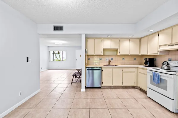 $2,000 | 5310 Las Verdes Circle, Unit 106, Delray Beach, FL 33484