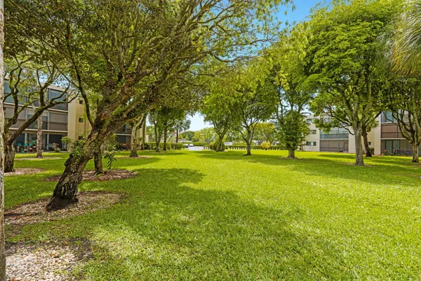 $2,000 | 5310 Las Verdes Circle, Unit 106, Delray Beach, FL 33484