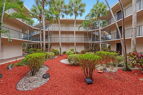 $2,000 | 5310 Las Verdes Circle, Unit 106, Delray Beach, FL 33484