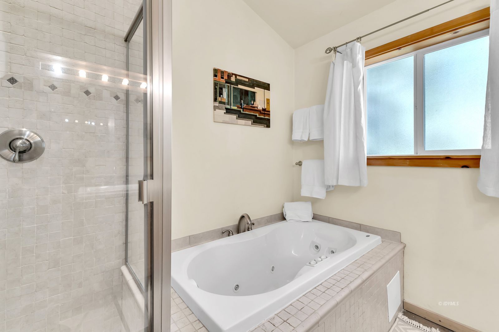 53560 Country Club Drive Idyllwild, CA 92549 - Photo 22 of 66 a bathroom with a tub a sink and mirror