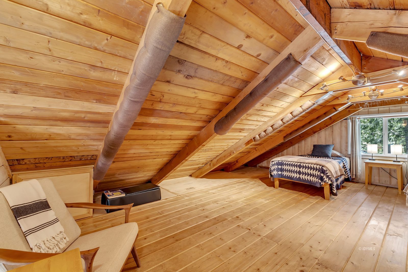 53560 Country Club Drive Idyllwild, CA 92549 - Photo 27 of 66 a balcony with furniture and wooden floor
