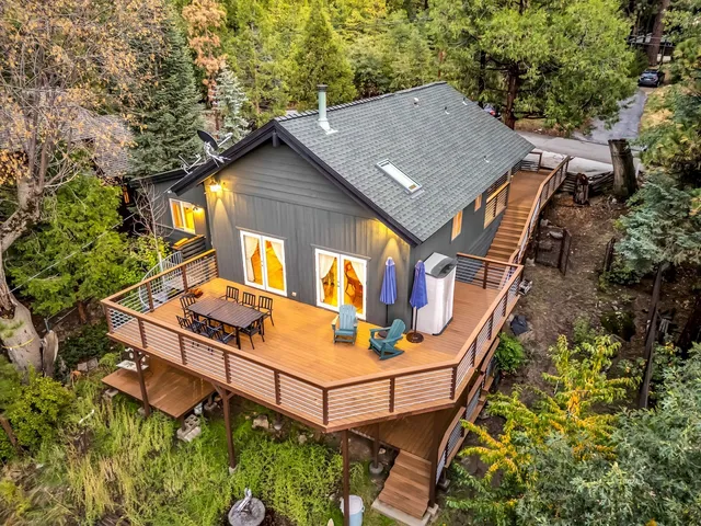 a picture of floor with a white wall