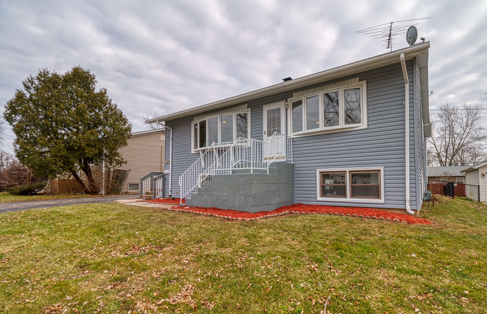 128 McCabe Drive Streamwood, IL 60107 - Photo 2 of 31