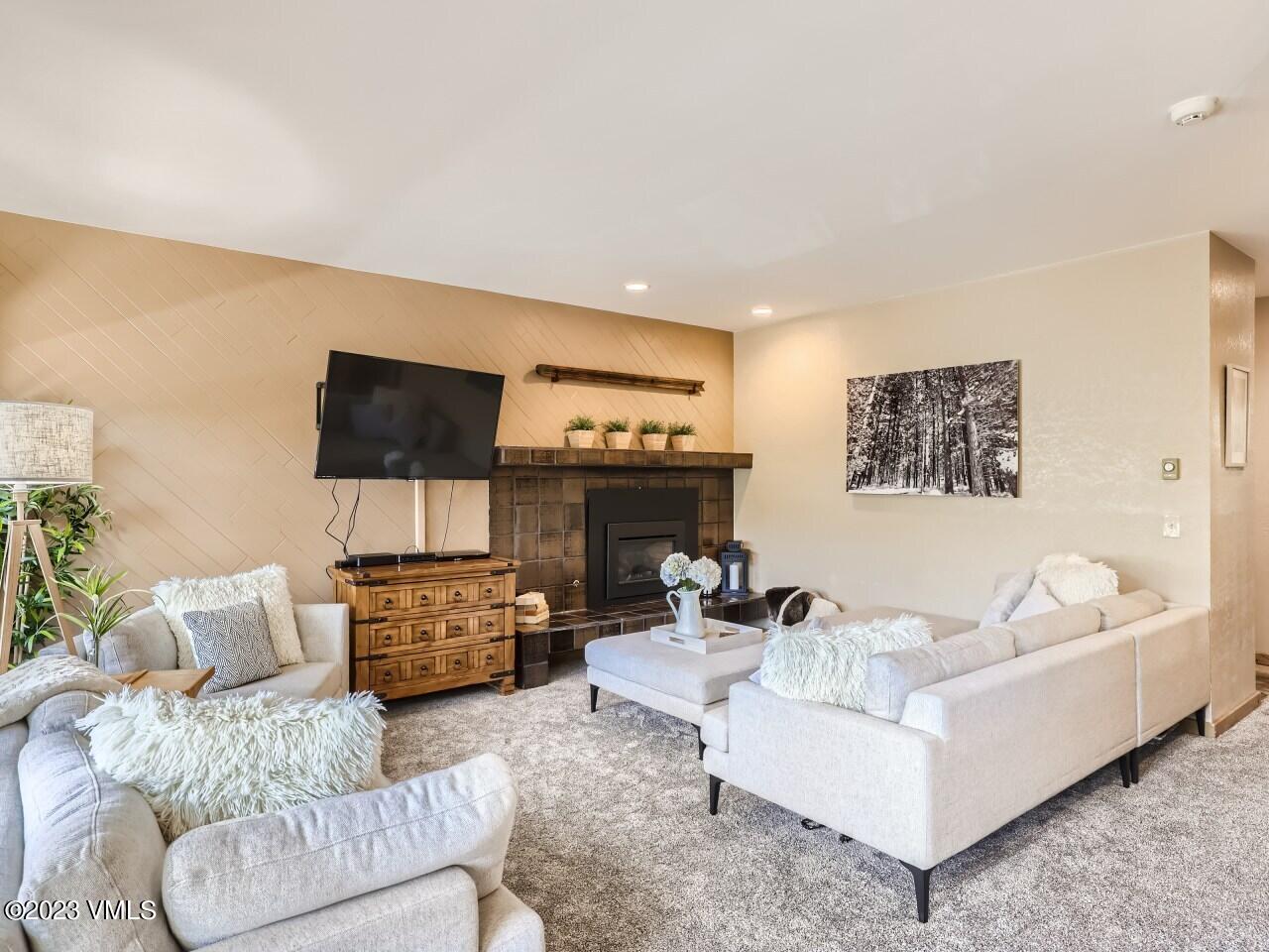 625 North Frontage Road West, Unit 23B Vail, CO 81657 - Photo 3 of 28 05 Living Room