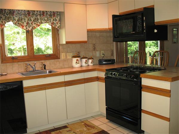 87 Hollytree Road Stoughton, MA 02072 - Photo 5 of 18 Gallery Image 5