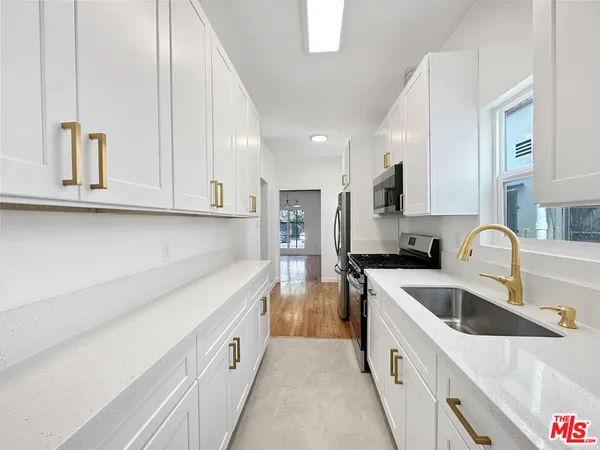 $2,495 | 5932 1/2 Willoughby Avenue, Hollywood, CA 90038
