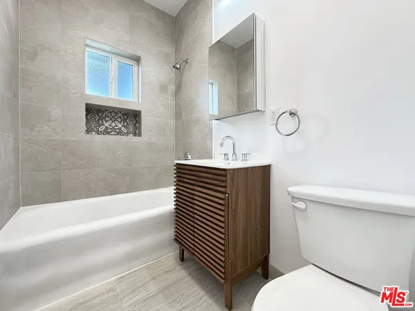 $2,495 | 5932 1/2 Willoughby Avenue, Hollywood, CA 90038