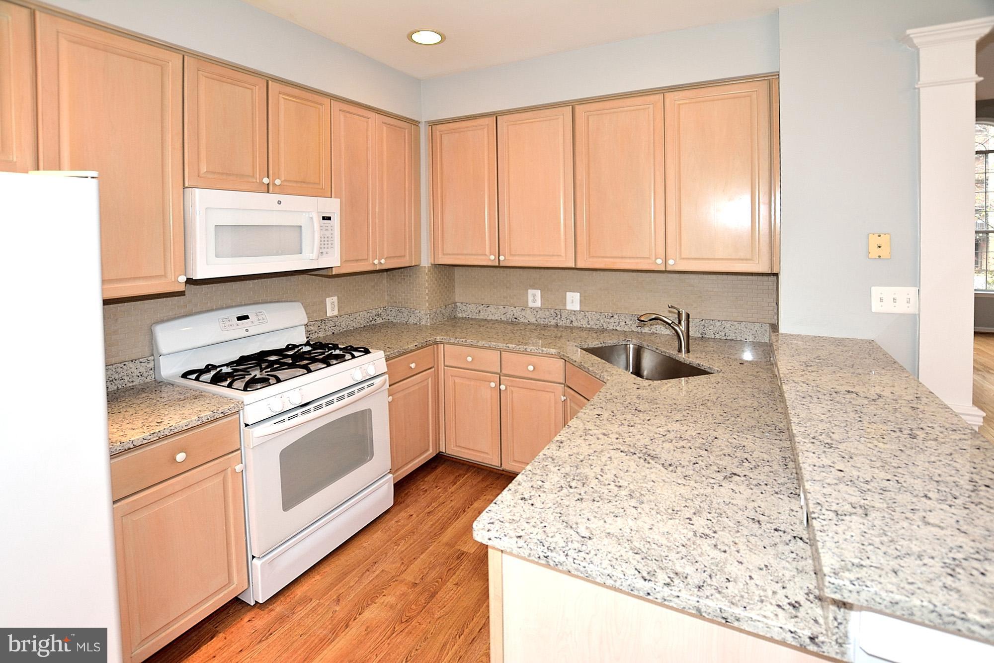 6022 Lincolnia Road Alexandria, VA 22312 - Photo 5 of 19 Kitchen with Dallas White C/T