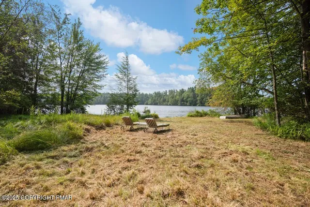 an entryway view with a outdoor space