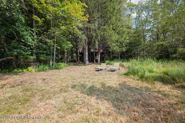 a view of entryway and hall