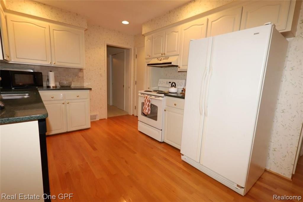 416 Lexington Road Grosse Pointe Farms, MI 48236 - Photo 13 of 19