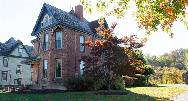 a view of a yard in front of house