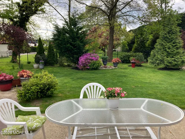a bath tub sitting in the grass near a yard
