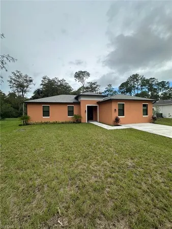 a front view of house with yard and garage