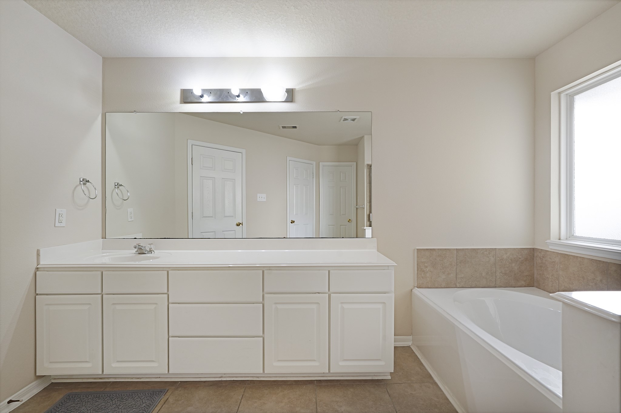 29417 Forest Floor Lane Spring, TX 77386 - Photo 19 of 25 a bathroom with a bathtub a sink and a window