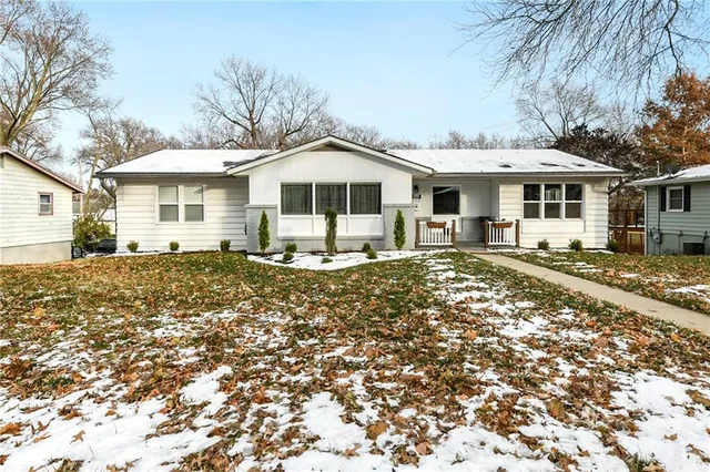 $295,500 | 1809 Grand Avenue, Leavenworth, KS 66048