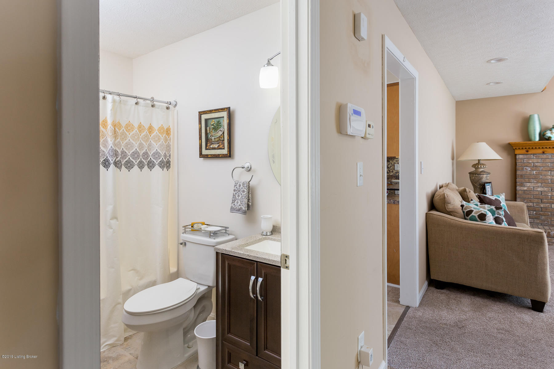 12224 Ridgemont Road Louisville, KY 40229 - Photo 13 of 31 Full Bathroom