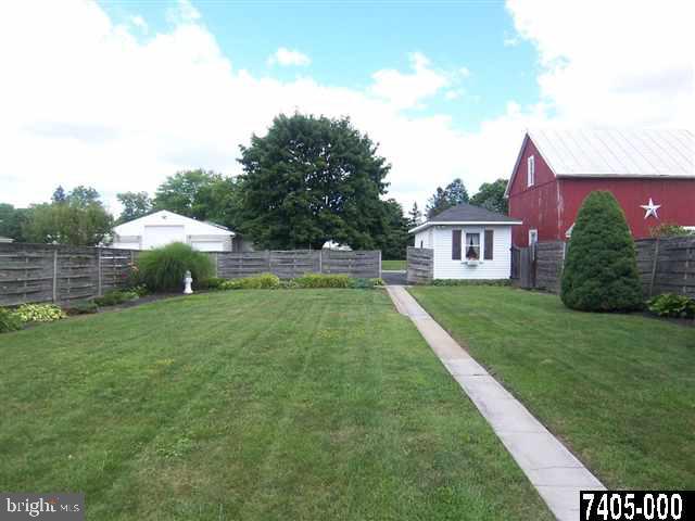 416 Maple Street Manchester, PA 17345 - Photo 4 of 25 Gallery Image 4