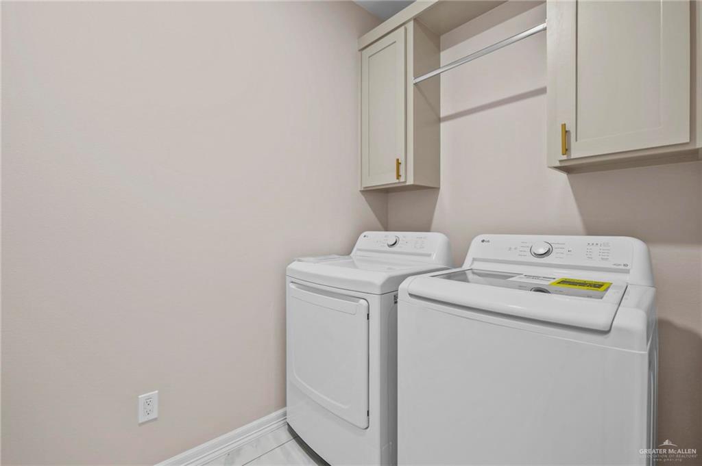 2700 East Conroe Road Edinburg, TX 78542 - Photo 14 of 16 a utility room with dryer and washer