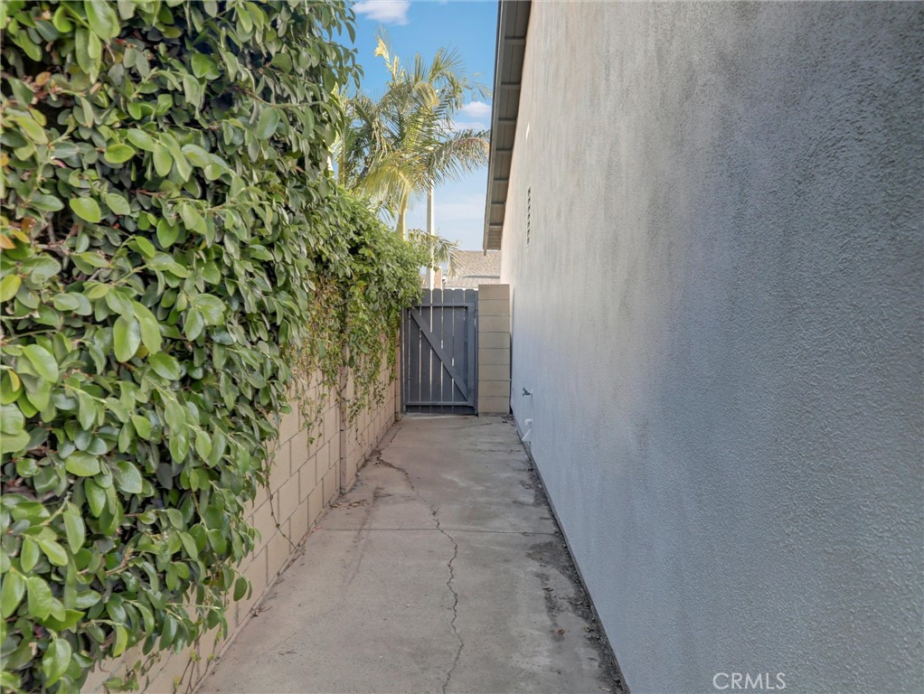 933 Carnation Avenue Costa Mesa, CA 92626 - Photo 29 of 33 a view of a pathway with a white walls