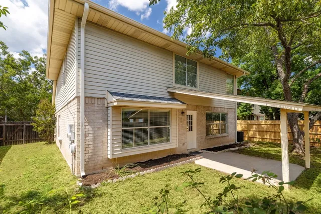 a view of a house with backyard and garden
