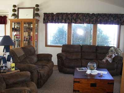 10542 Mieras Road Moxee, WA 98936 - Photo 5 of 29 a living room with furniture and a window