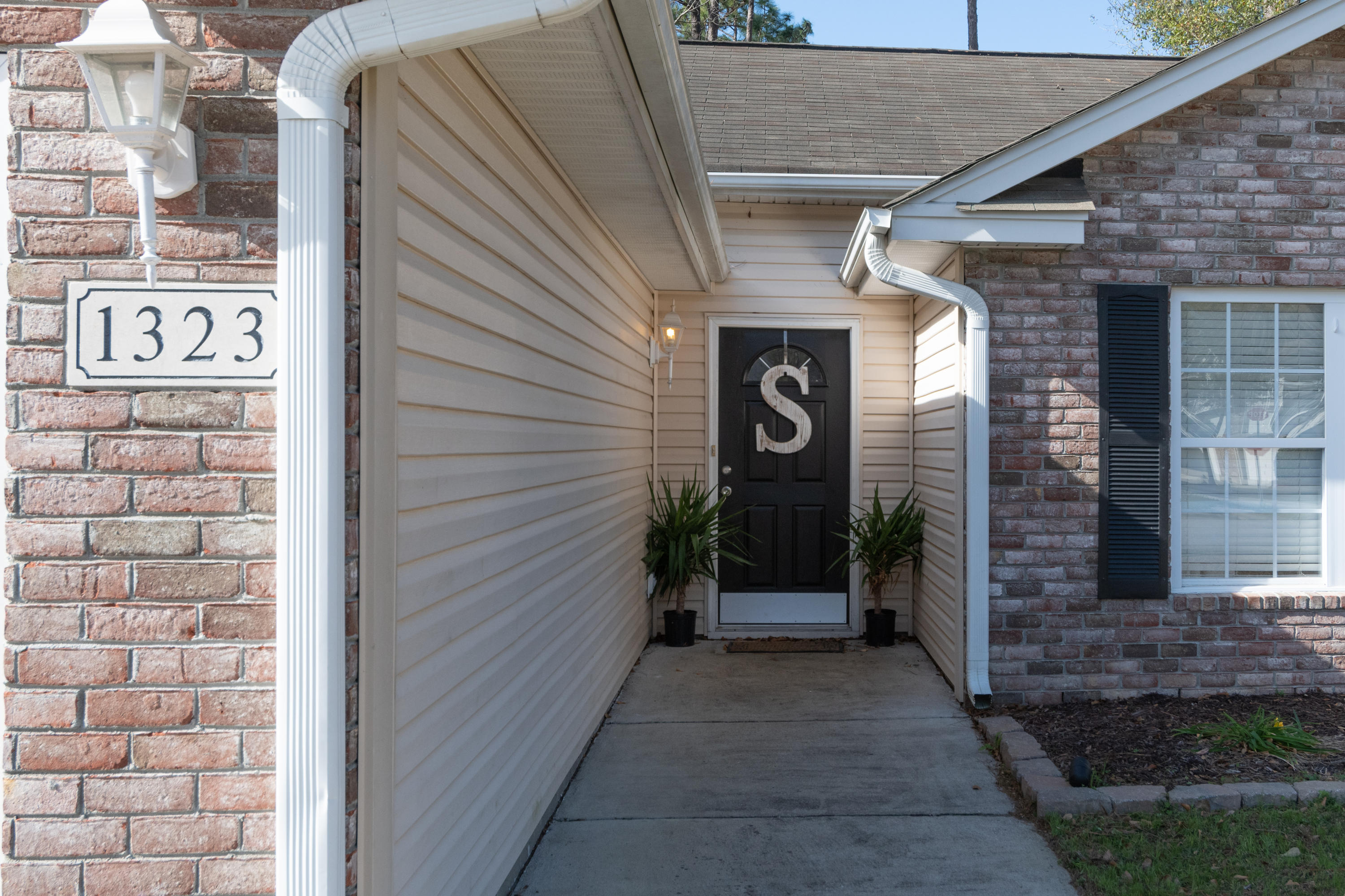 1323 Lantern Road Summerville, SC 29486 - Photo 4 of 32 04