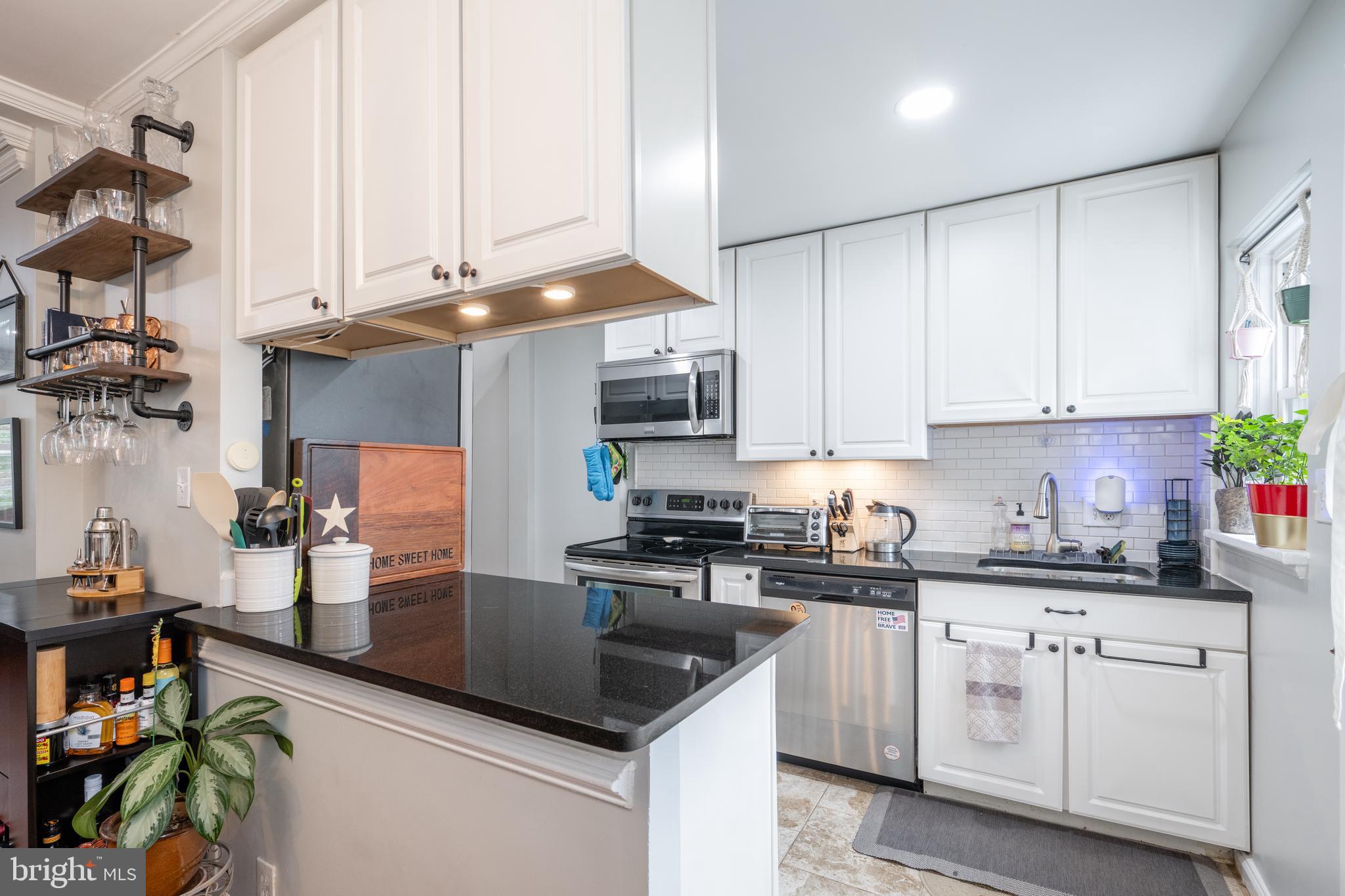 4205 32nd Road South Arlington, VA 22206 - Photo 13 of 40 WHITE CABINETS, GRANITE COUNTER, SS APPLIANCES