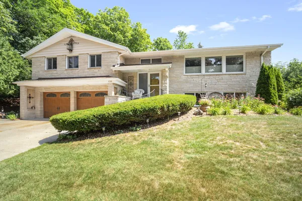 $515,000 | 818 East Badger Lane, West Bend, WI 53095